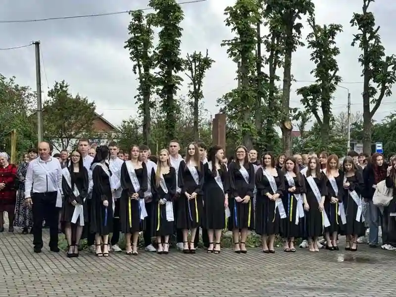 У Коростені відсвяткували останній дзвоник попри дощ