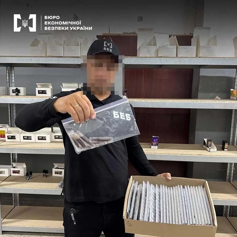 БЕБ накрив підпільну імперію вейпів: обшуки одночасно пройшли в кількох регіонах
