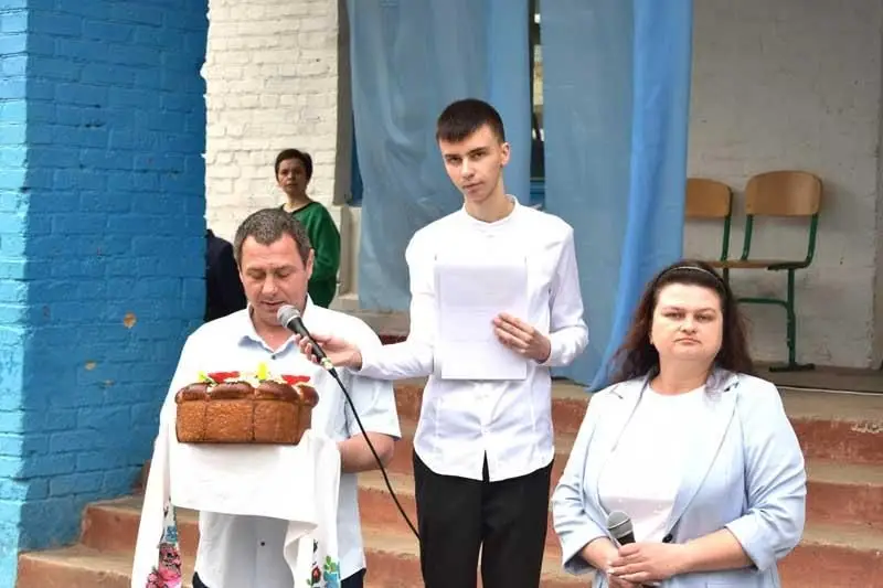У Коростені відсвяткували останній дзвоник попри дощ