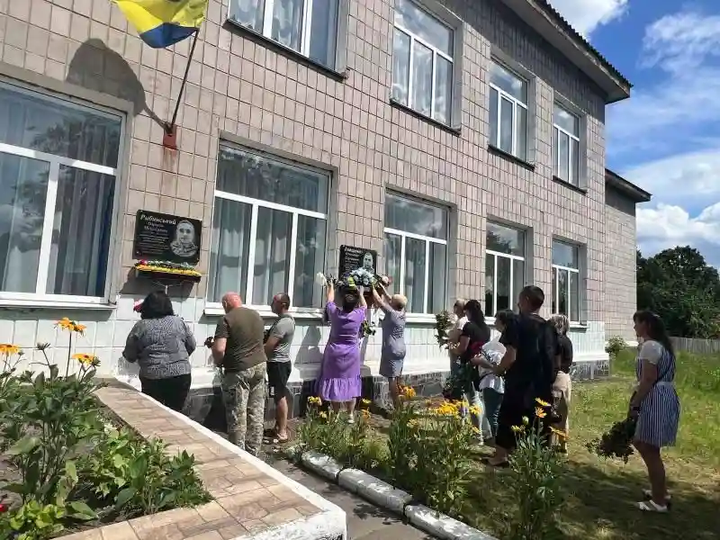 У Великофоснянській гімназії встановили меморіальну дошку на честь Олександра Ілющенка