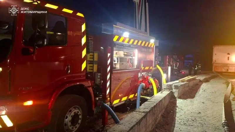 У Коростені вночі спалахнула пожежа на складі: вогонь охопив 500 квадратних метрів