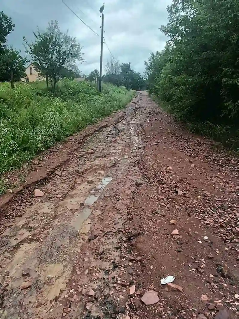 Після злив на Овруччині відновлюють дороги та очищують затоплені криниці