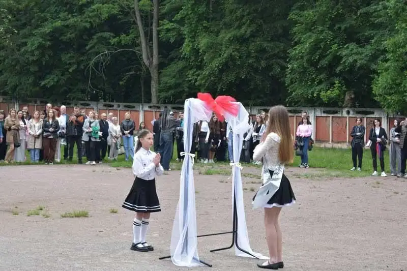 У Коростені відсвяткували останній дзвоник попри дощ