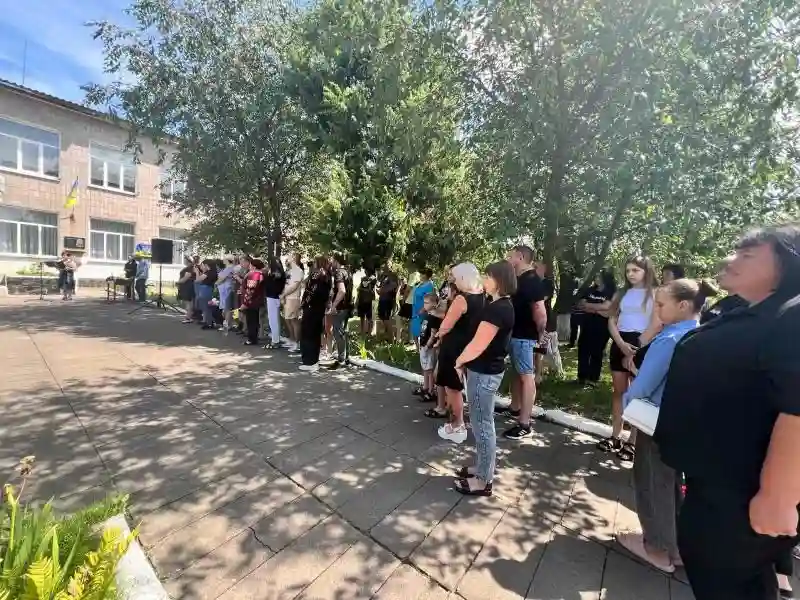 У Великофоснянській гімназії встановили меморіальну дошку на честь Олександра Ілющенка