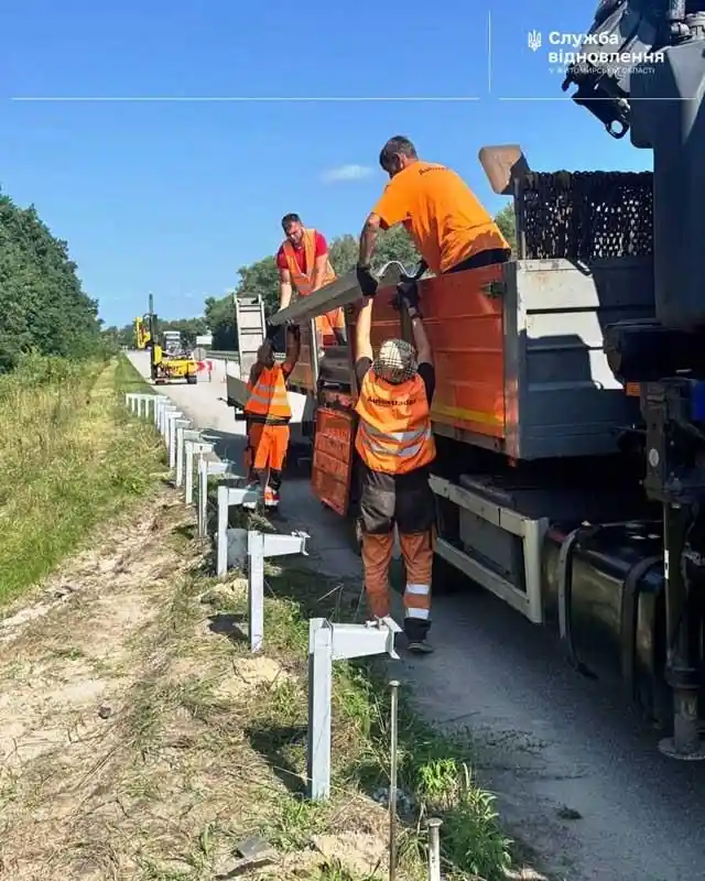 На трасах Житомирщини замінили понад кілометр пошкоджених відбійників