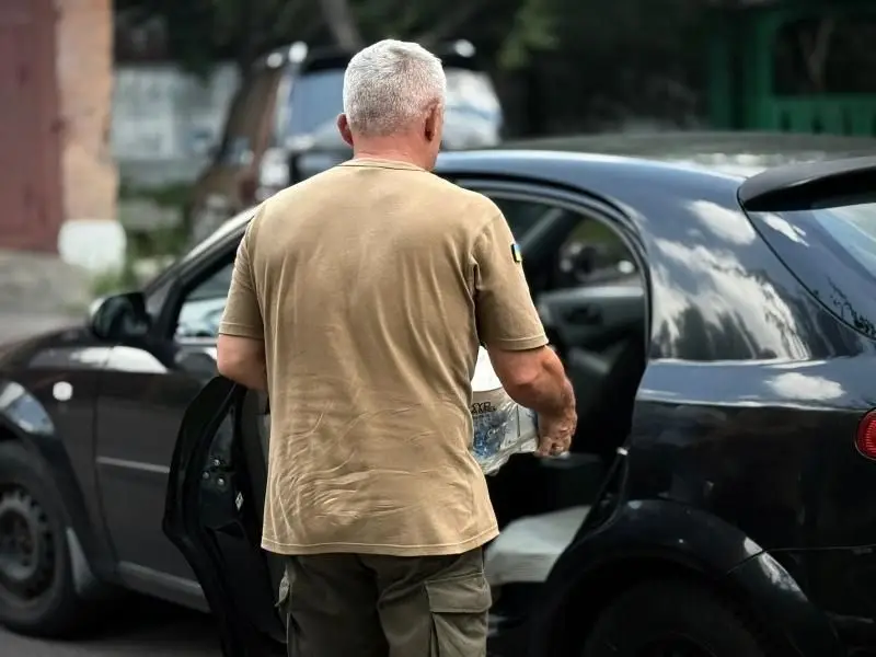 Будівельна допомога на фронт: Коростенська РВА передала матеріали та долучилась до ремонту техніки для тероборонців