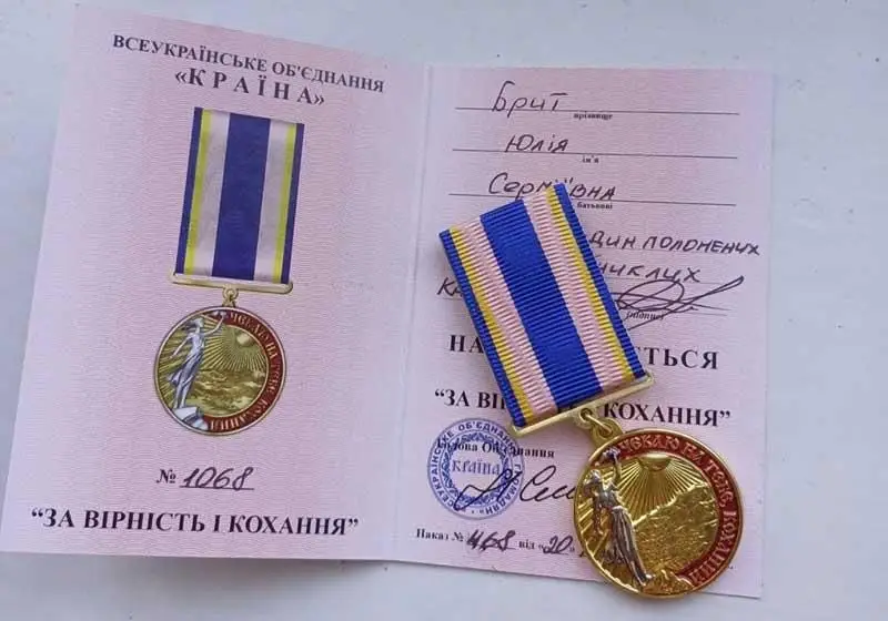«Я чекаю на нього з трояндами»: дружина полоненого бійця 57-ї бригади готує будинок для повернення чоловіка