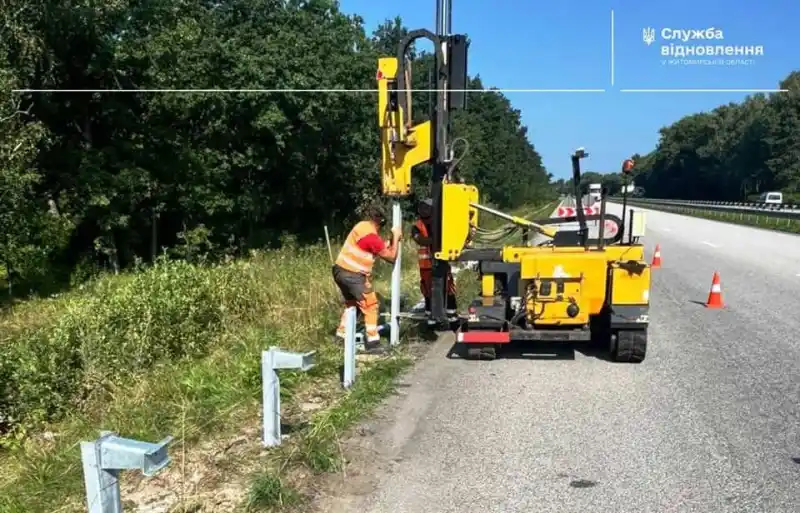 На трасах Житомирщини замінили понад кілометр пошкоджених відбійників