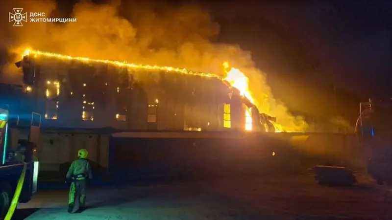 У Коростені вночі спалахнула пожежа на складі: вогонь охопив 500 квадратних метрів